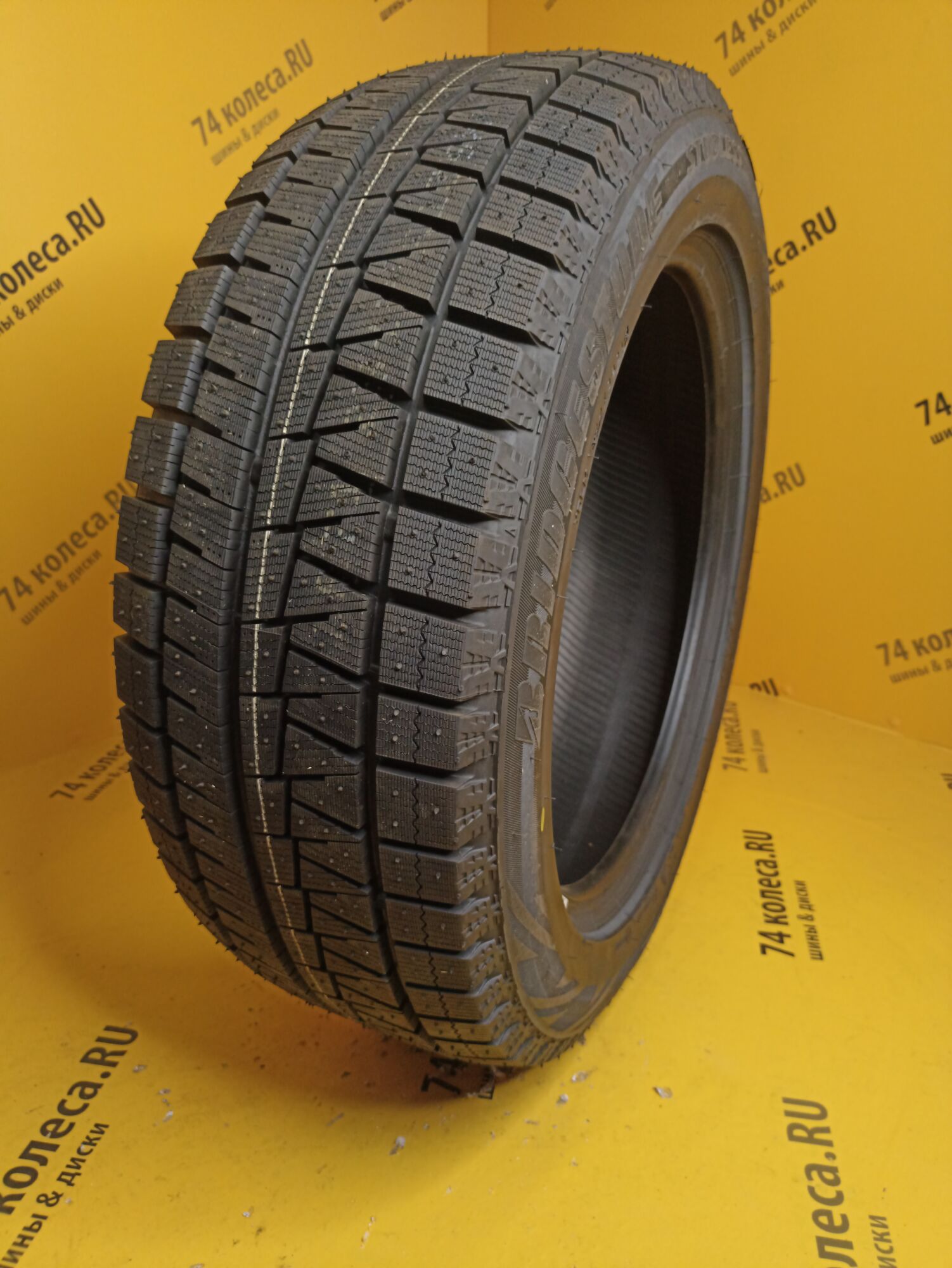 Купить зимнюю шину Bridgestone Blizzak Revo GZ 215/55 R17 94S в Челябинске  по цене 9380 руб., доставка от интернет-магазина 74колеса.ru