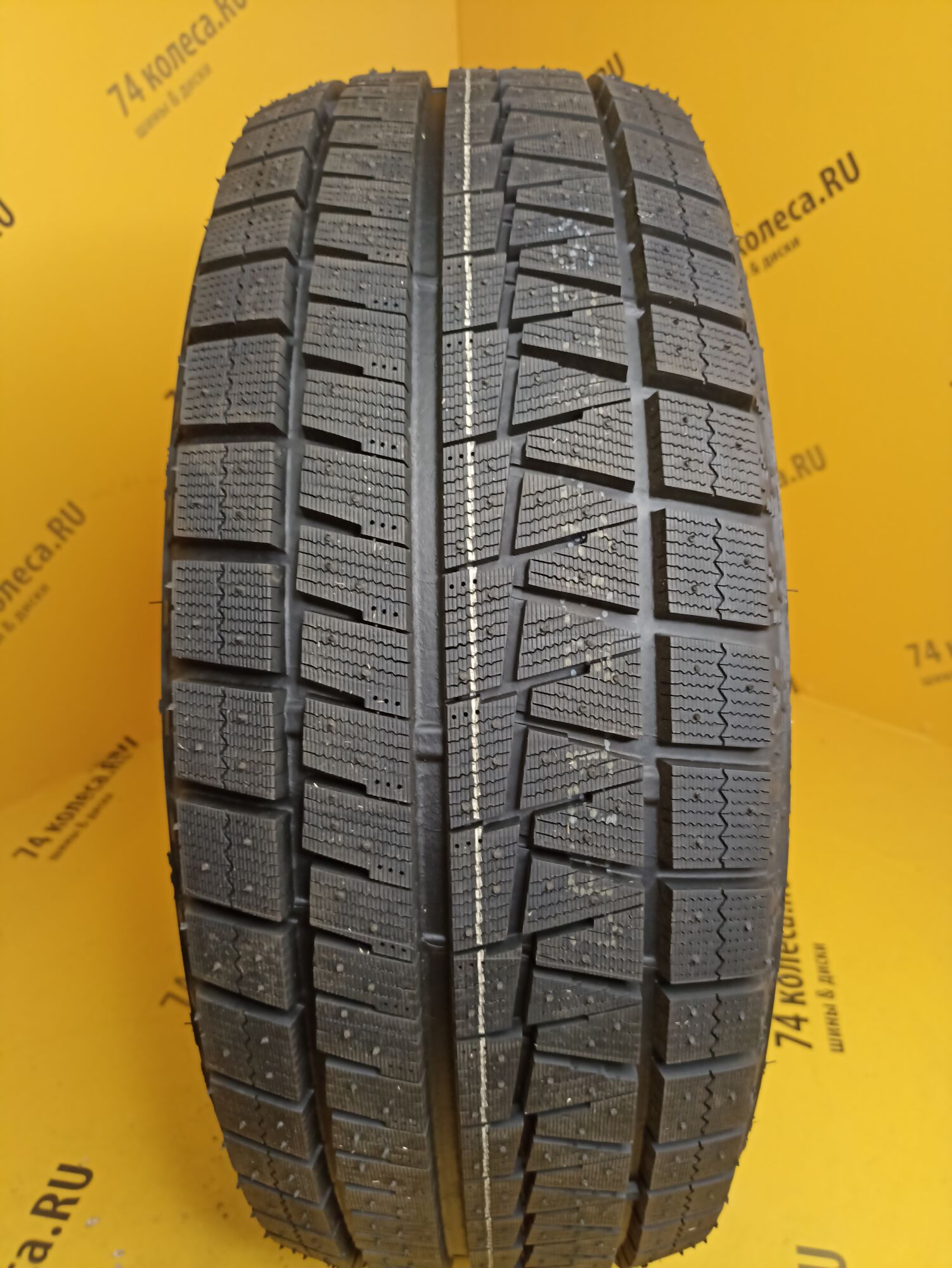 Купить зимнюю шину Bridgestone Blizzak Revo GZ 215/55 R17 94S в Челябинске  по цене 9380 руб., доставка от интернет-магазина 74колеса.ru